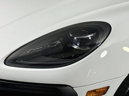Certified 2025 Porsche Macan AWD/4WD image 28