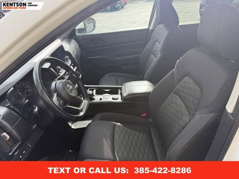 Used 2025 Nissan Pathfinder SV image 31