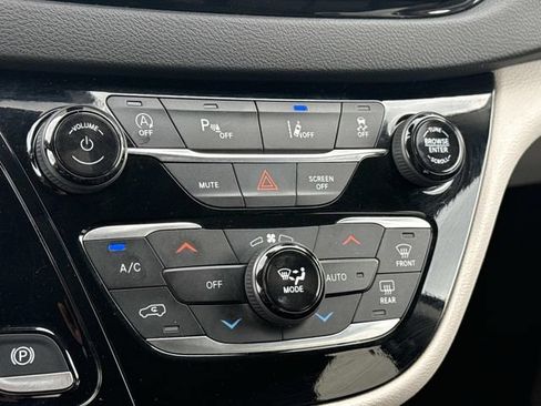 Used 2024 Chrysler Pacifica Touring-L FWD image 22