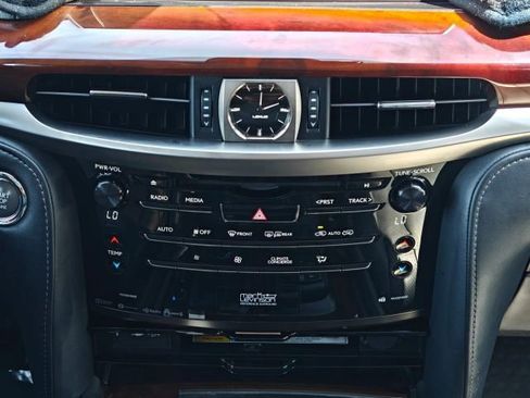 Used 2018 Lexus LX 570 4WD image 25