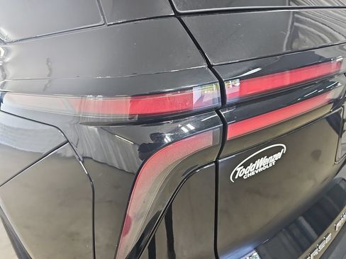 Used 2025 Chevrolet Traverse LT AWD/4WD image 42