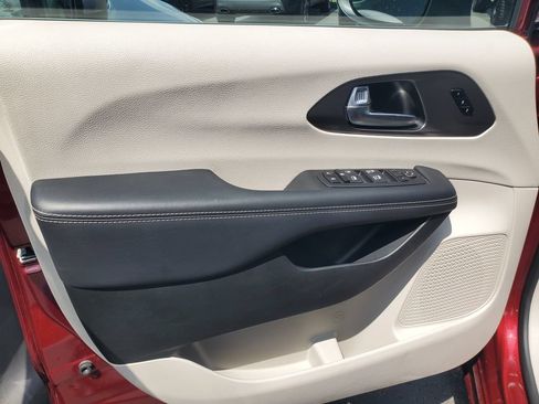 Used 2023 Chrysler Pacifica Touring-L AWD/4WD image 7