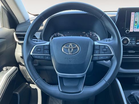 Used 2024 Toyota Highlander LE AWD/4WD image 14