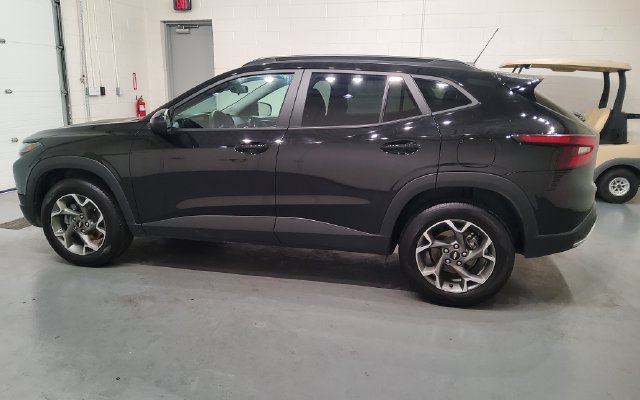 Used 2025 Chevrolet Trax LT FWD image 4