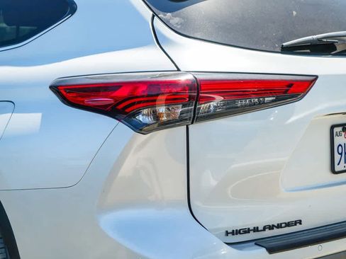 Used 2023 Toyota Highlander Platinum AWD/4WD image 16