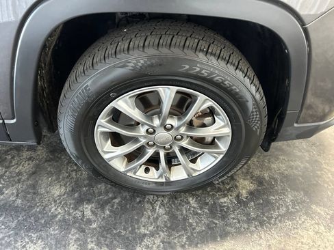 Used 2019 Jeep Cherokee Latitude Plus w/ Comfort/Convenience Group AWD/4WD image 26
