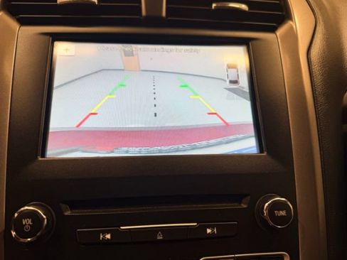 Used 2017 Ford Fusion SE w/ Fusion SE Technology Package FWD image 16