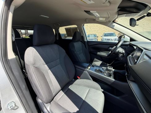 Used 2025 Nissan Rogue SV FWD image 37