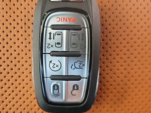 New 2026 Chrysler Pacifica Pinnacle w/ Trailer Tow Group FWD image 36