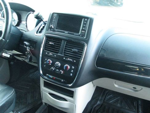 Used 2018 Dodge Grand Caravan SXT FWD image 25