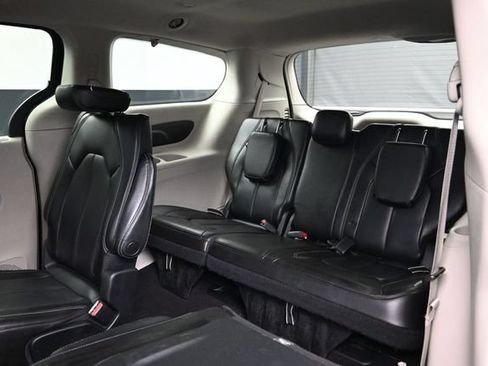 Certified 2023 Chrysler Pacifica Touring-L FWD image 23