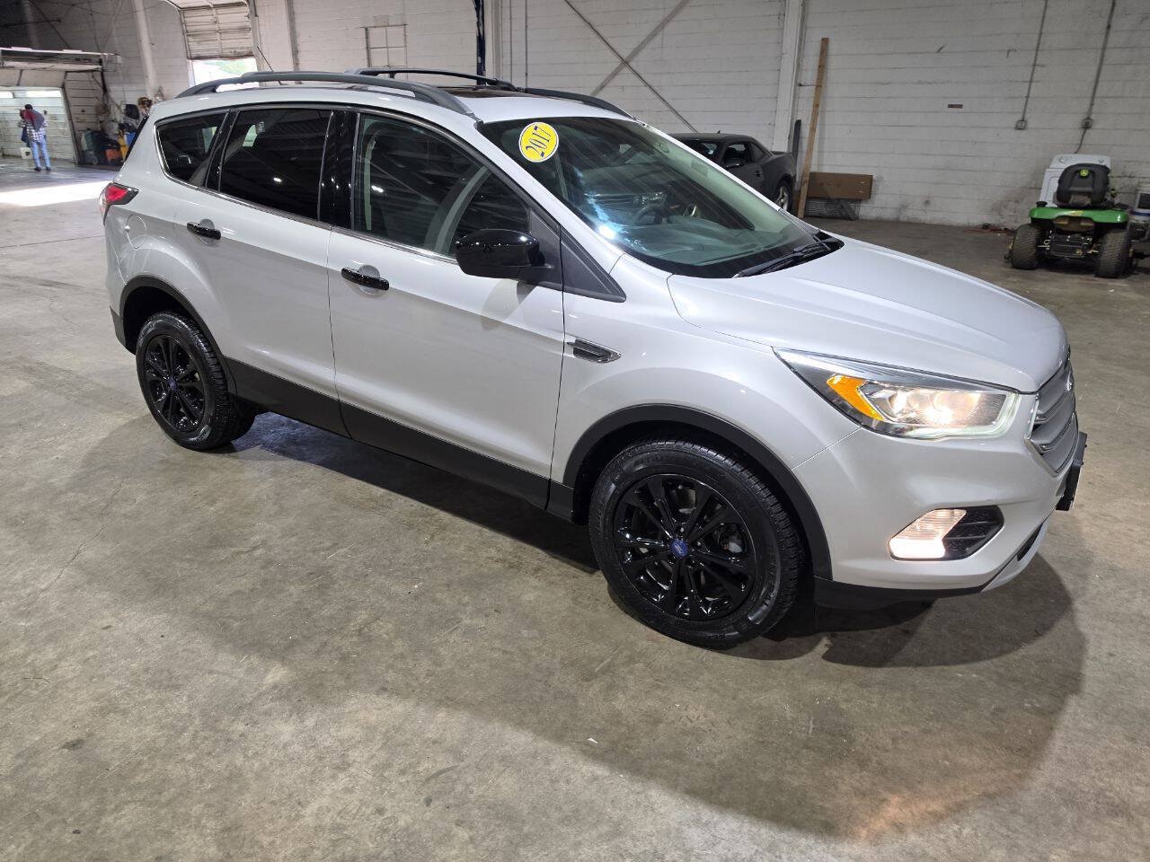 Used 2017 Ford Escape SE w/ Equipment Group 201A AWD/4WD image 16