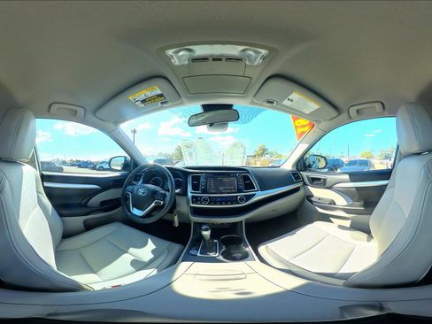 Used 2018 Toyota Highlander LE image 33