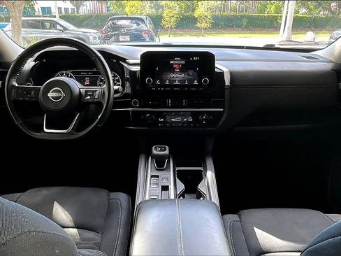 Used 2024 Nissan Pathfinder SV image 6