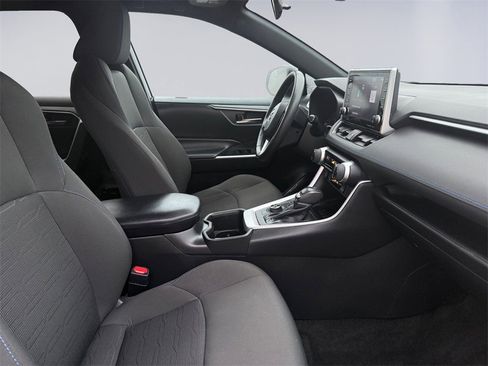 Used 2022 Toyota RAV4 SE image 17