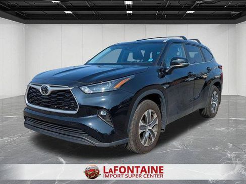 Certified 2024 Toyota Highlander XLE AWD/4WD image 1