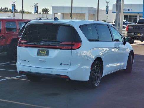 Used 2024 Chrysler Pacifica Limited FWD image 4