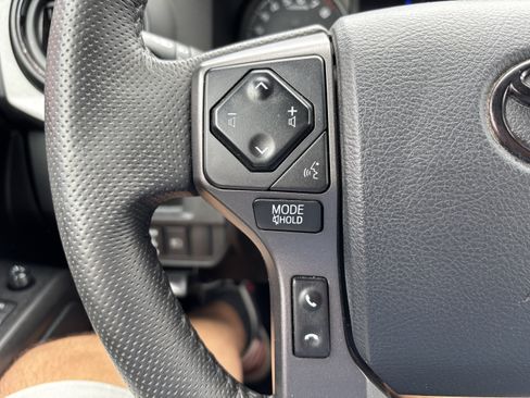 Used 2019 Toyota Tacoma TRD Off-Road w/ Technology Package AWD/4WD image 17