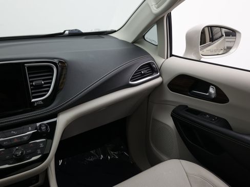 Used 2021 Chrysler Pacifica Limited w/ Uconnect Theater Family Group FWD image 34