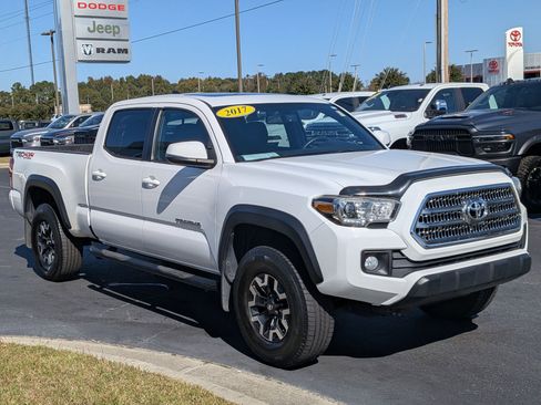 Used 2017 Toyota Tacoma 4x4 Double Cab image 3