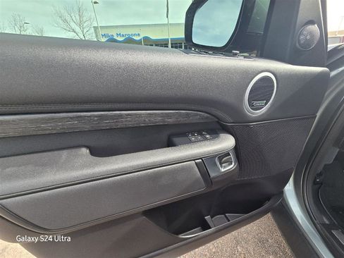 Used 2017 Land Rover Discovery HSE image 4