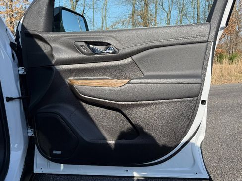 Used 2023 GMC Acadia SLE w/ Driver Convenience Package image 31