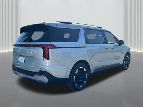 Used 2025 Kia Carnival EX image 4