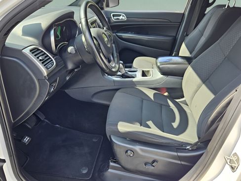 Used 2020 Jeep Grand Cherokee Laredo AWD/4WD image 12