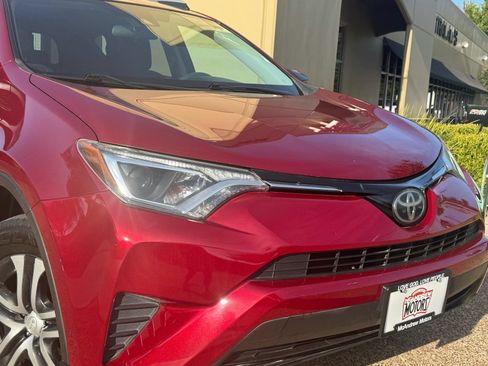 Used 2018 Toyota RAV4 LE FWD image 2