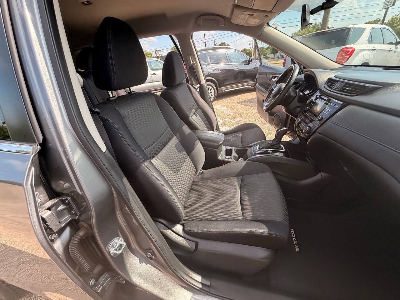 Used 2017 Nissan Rogue SV FWD image 15