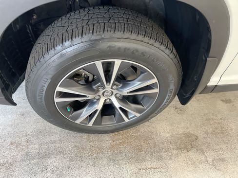 Used 2019 Toyota Highlander LE AWD/4WD image 10
