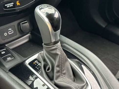 Certified 2019 Nissan Rogue SV w/ Premium Package image 22