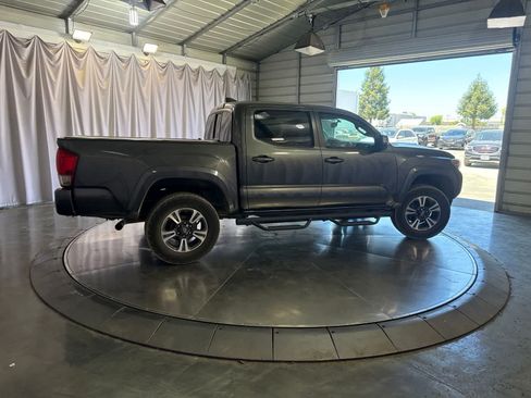 Used 2016 Toyota Tacoma TRD Sport w/ Towing Package RWD image 4