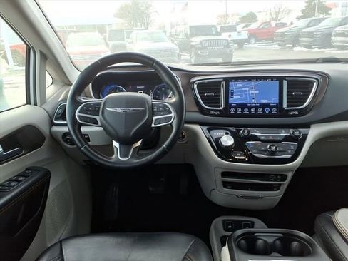 Used 2017 Chrysler Pacifica Touring-L Plus image 11