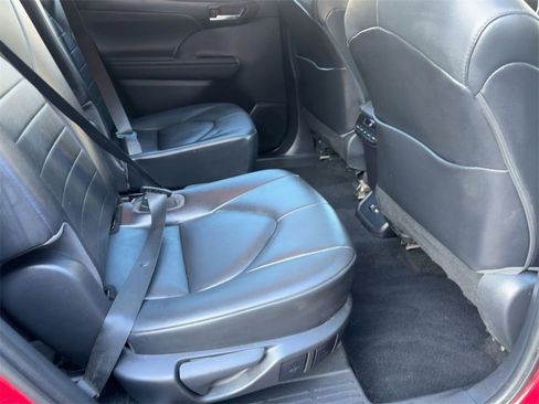 Used 2021 Toyota Highlander XLE image 31