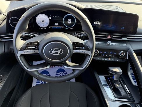Used 2025 Hyundai Elantra SEL image 11