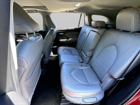 Used 2023 Toyota Highlander XLE FWD image 22