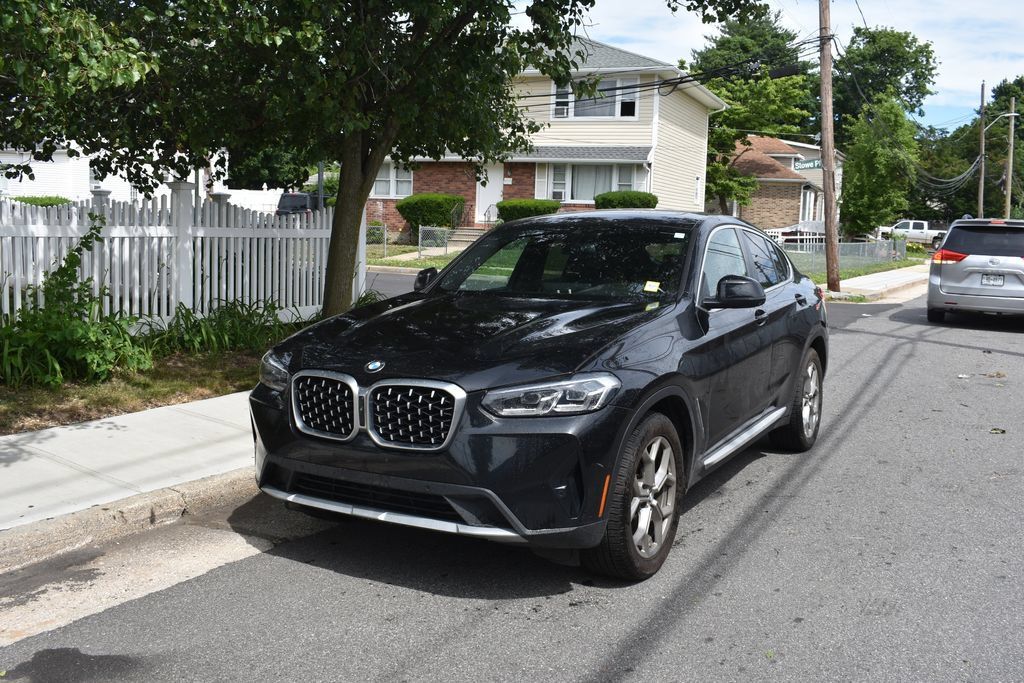 Used 2024 BMW X4 xDrive30i w/ Parking Assistance Package AWD/4WD image 2