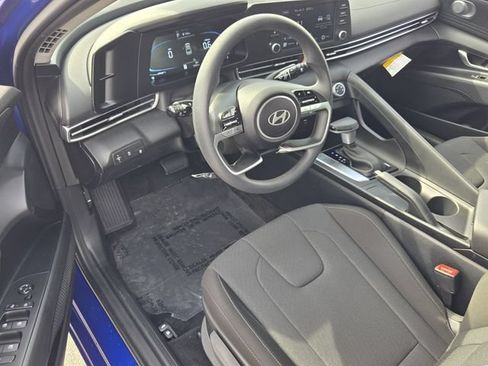 Used 2025 Hyundai Elantra SE FWD image 11