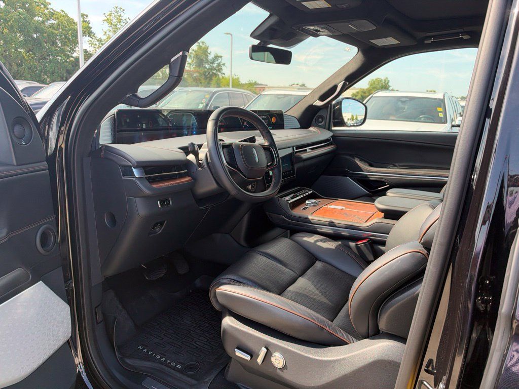 Used 2025 Lincoln Navigator Black Label AWD/4WD image 13