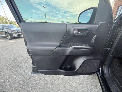 Used 2020 Toyota Tacoma TRD Off-Road AWD/4WD image 15