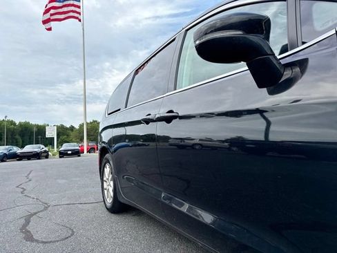 Used 2024 Chrysler Pacifica Touring-L FWD image 3