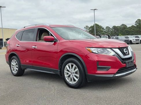 Used 2017 Nissan Rogue SV w/ SV Premium Package image 4