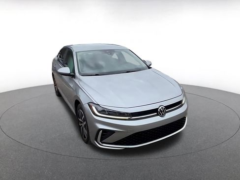 Used 2025 Volkswagen Jetta SE image 3