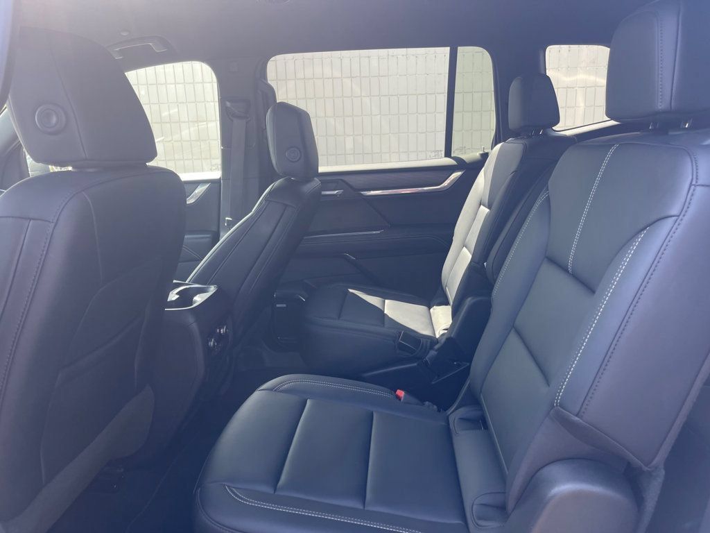 Used 2026 GMC Acadia Elevation w/ Elevation Premium Package FWD image 13