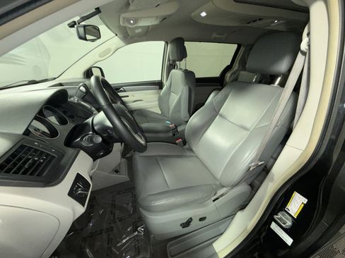 Used 2011 Volkswagen Routan SE image 13