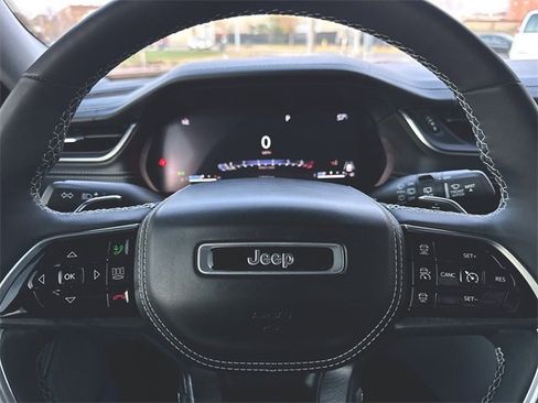 Used 2023 Jeep Grand Cherokee Overland image 11