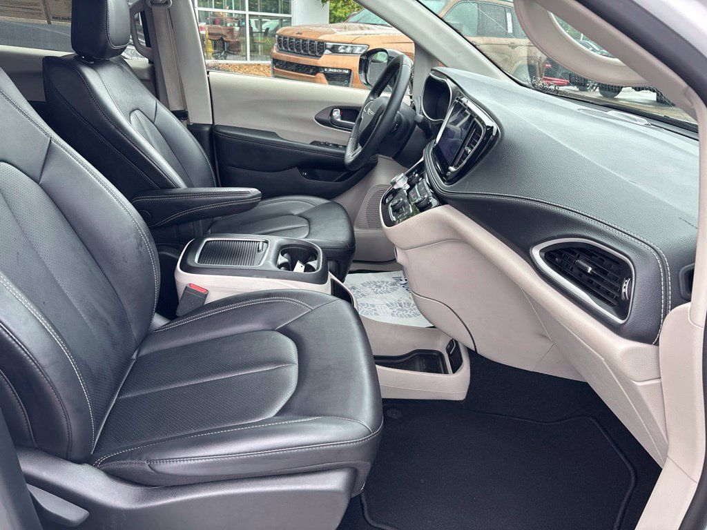 Used 2024 Chrysler Pacifica Limited FWD image 25