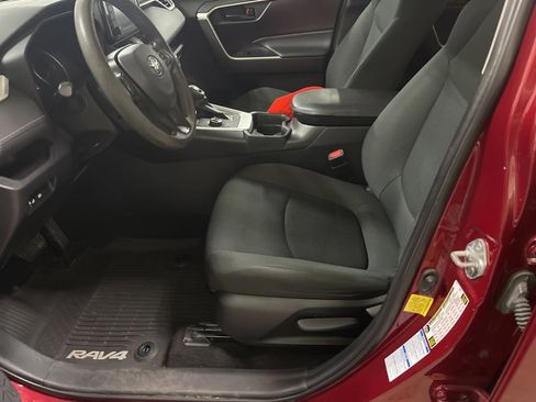 Used 2021 Toyota RAV4 LE image 8