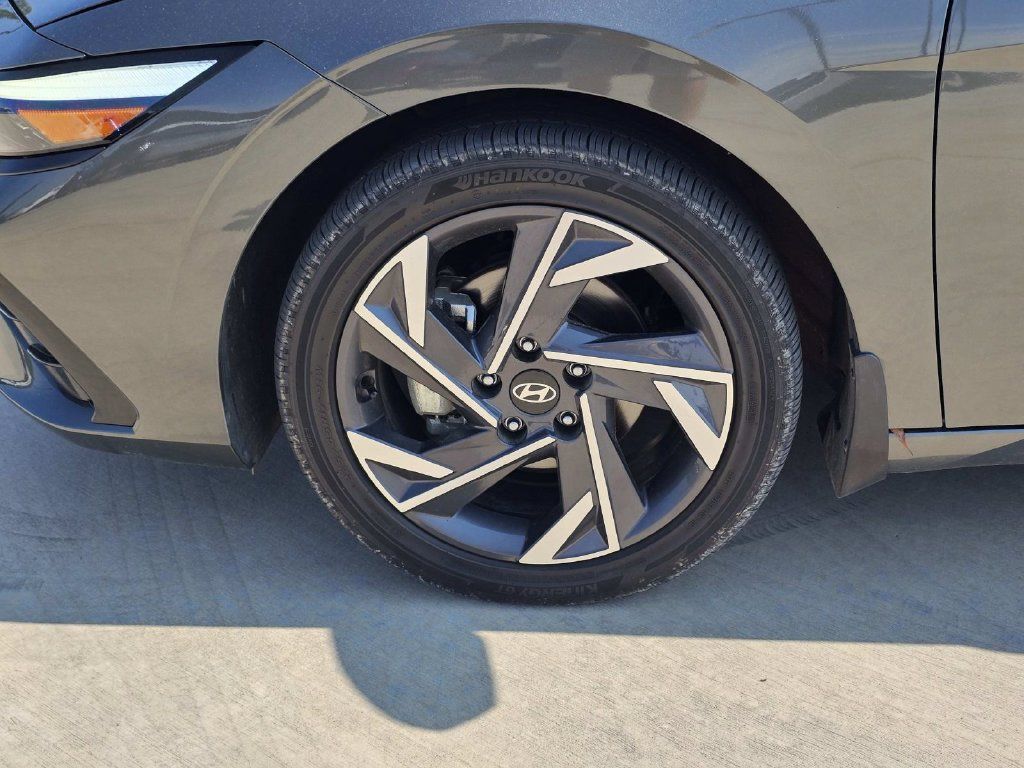 Used 2025 Hyundai Elantra Limited FWD image 7